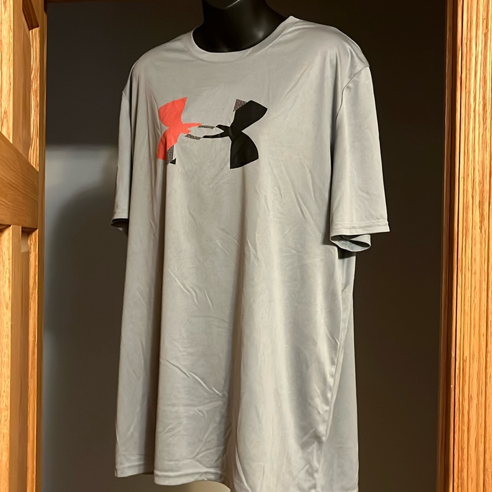 Men’s size 2 XL under Armour shirt